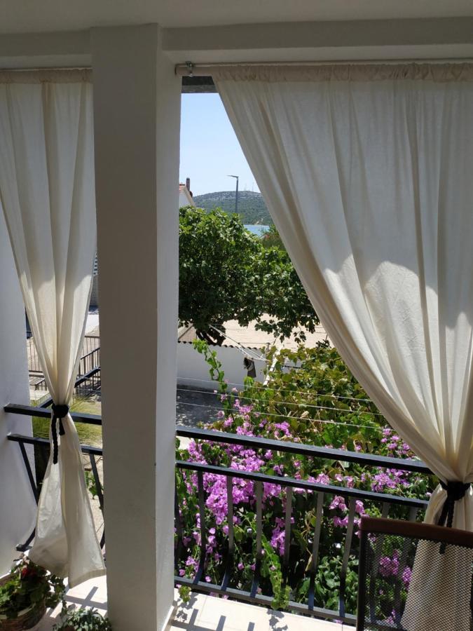 Apartman Sa Lodom 2+2 Apartment Pirovac Bagian luar foto