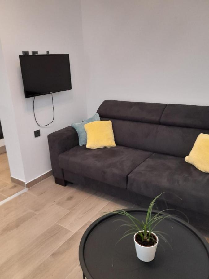 Apartman Sa Lodom 2+2 Apartment Pirovac Bagian luar foto
