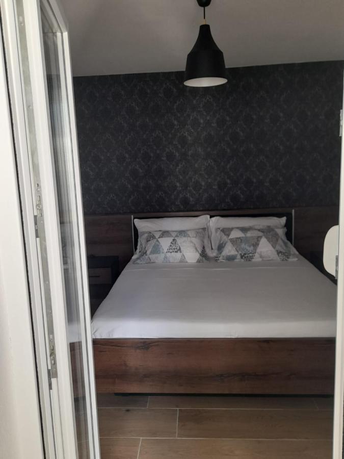 Apartman Sa Lodom 2+2 Apartment Pirovac Bagian luar foto